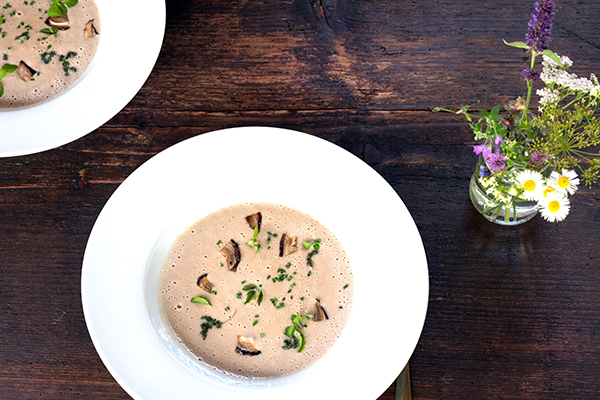 Pilzsuppe mit Blume