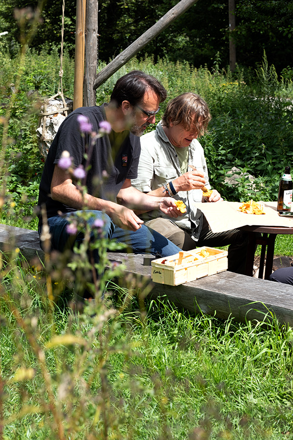 Martin und Stefan beim Pilze putzen