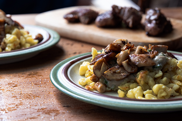 Teller mit Spätzle, Pilzen und Fleisch